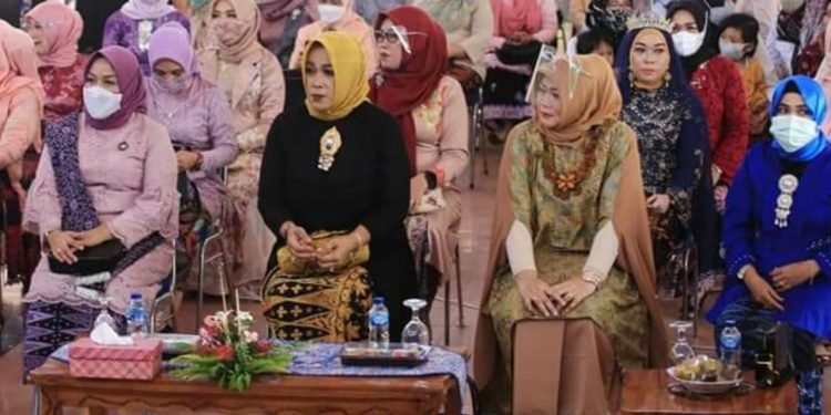 Ketua Dekranasda Buka Lomba Kebaya Modern Kain Batik Tanjab Timur