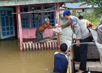Ditpolairud Polda Jambi Bagikan Paket Sembako pada Warga Terdampak Banjir di Muaro Jambi