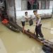 Personel Gabungan Polda Jambi Berikan Bantuan Nasi Kotak kepada Masyarakat Terdampak Banjir