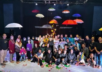 Unjuk Rasa di Panggung “Payung Terakhir” Teater Tonggak Ingatkan Kita Akan Kematian