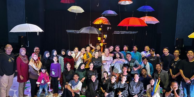 Unjuk Rasa di Panggung “Payung Terakhir” Teater Tonggak Ingatkan Kita Akan Kematian