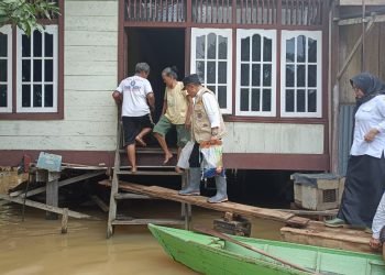 Tinjau Banjir di Sijenjang dan Seberang Kota Jambi, Gubernur Al Haris Antar Bantuan ke Rumah Warga Gunakan Perahu