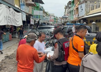 Program Rutin ‘Jumat Berbagi’, Polda Jambi kembali Berikan Ratusan Nasi Bungkus kepada Masyarakat