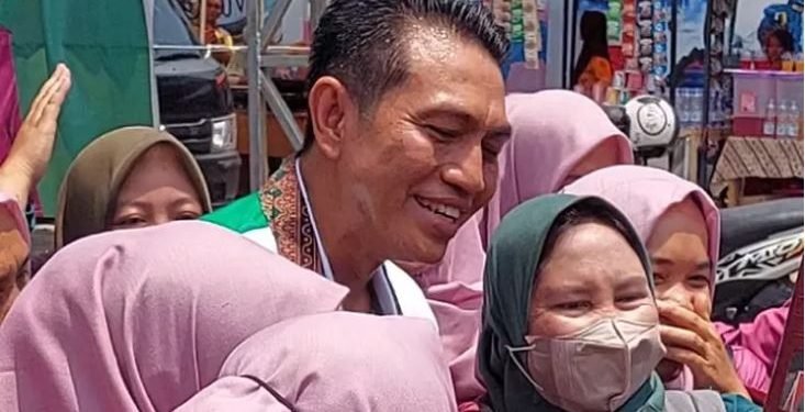 Aksi Spontan Fadhil Arief di Festival Literasi: Turun Panggung, Diserbu Ibu-Ibu untuk Foto