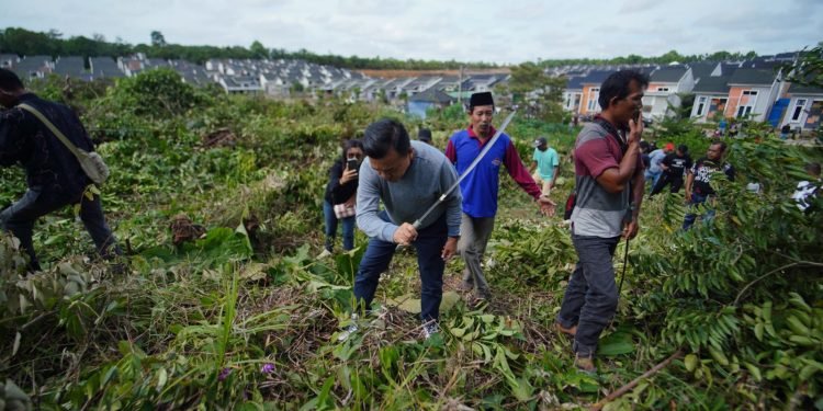 Al Haris Gotong Royong Bersama Warga Bagan Pete Kota Jambi