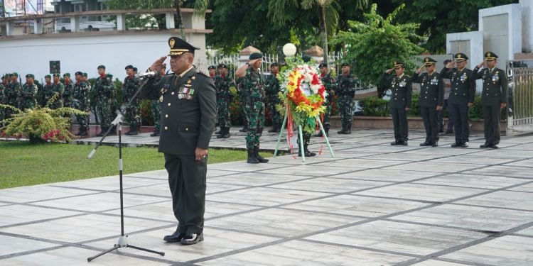 Kasrem 042/Gapu Pimpin Upacara Ziarah Nasional HUT Ke-79 TNI Tahun 2024