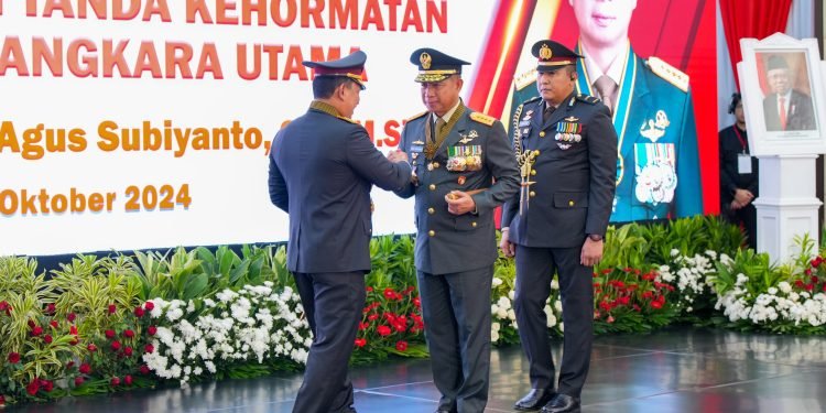 Kapolri Sematkan Bintang Bhayangkara Utama ke Panglima dan 3 Kepala Staf TNI, Polri: Sinergitas Menuju Indonesia Maju