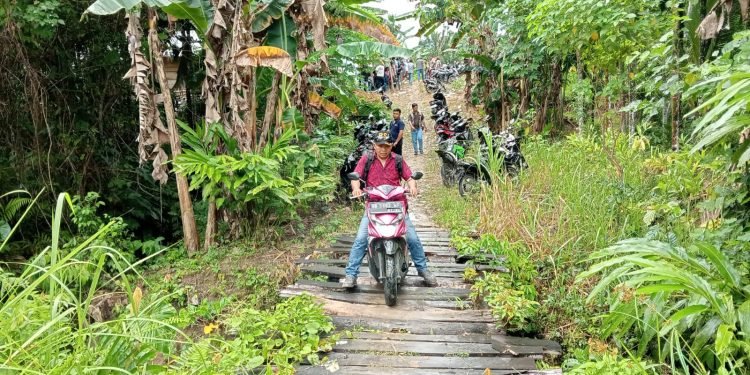 Kondisi Jalan Hiliorahua Tasua Memprihatinkan, Paslon Sokhi-Yusuf : Jika Diizinkan Tuhan Kami Menang, Akan Diperbaiki