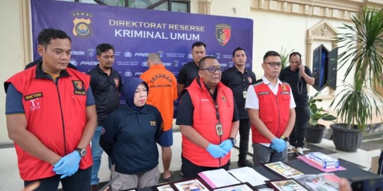 Lagi Asik Mencatat Rekapan Angka Togel, Polda Jambi Ringkus Bandot Berkedok Warung Kopi