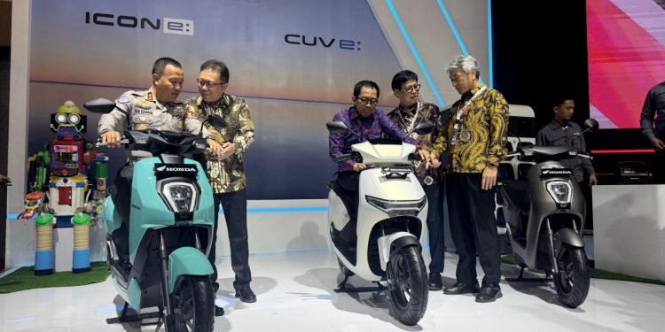Honda ICON e: dan CUV e: Meriahkan Booth AHM di IMOS 2024