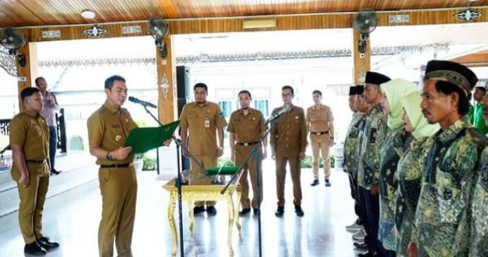 Bupati Batanghari Fadhil Arief Kukuhkan ASTEKSI dan Serahkan Sertifikat Kompetensi Tenaga Kerja Konstruksi