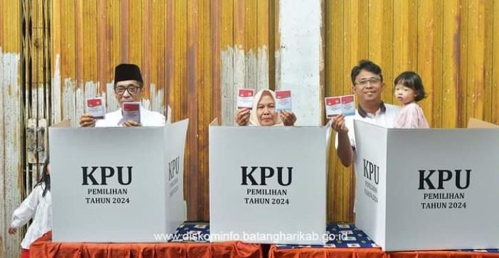 Bakhtiar dan Keluarga Laksanakan Pencoblosan di TPS 004 Teratai, Muara Bulian