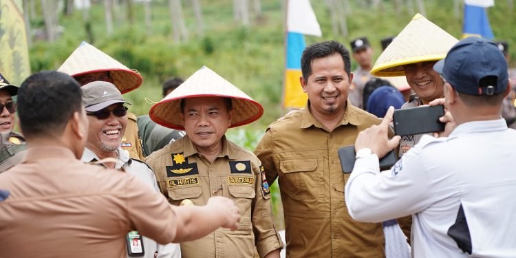 Gubernur Al Haris Bersama Kapolda, Danrem 042 Gapu dan Forkopimda Lakukan Penanaman Bibit Jagung Dukung Swasembada Pangan