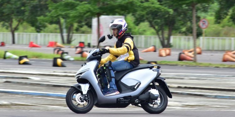 Tetap Update dan Terkoneksi Saat di Jalan dengan RoadSync Duo pada Honda CUV e