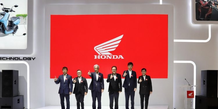Kecanggihan Honda PCX 160 RoadSync dan Motor Listrik Futuristik di IIMS 2025