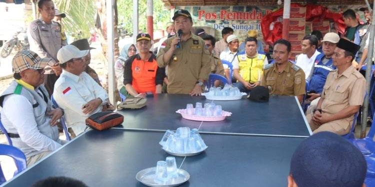 Gubernur Al Haris Serahkan Bansos Korban Kebakaran Rumah di Desa Sungai Itik