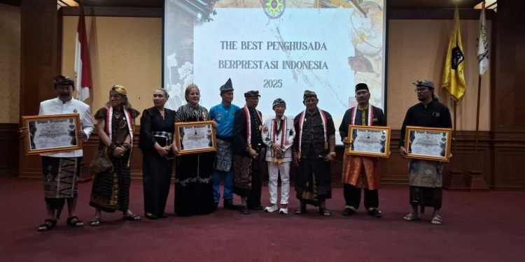 HUT FKPPAI Ke-24: Purn. Jend. TNI Wiranto Serahkan Penghargaan kepada Pelestari Budaya dan Penyembuh Alternatif