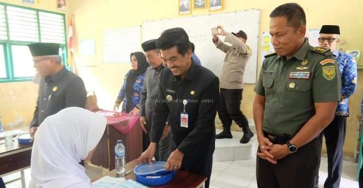 Pj Bupati Muaro Jambi Tinjau Langsung Hari Pertama Pelaksanaan Program Makan Bergizi Gratis