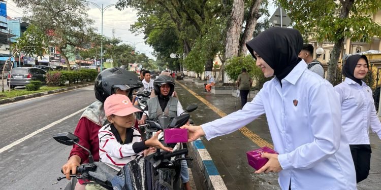 Ditreskrimsus Polda Jambi Berbagi Takjil untuk Pengendara
