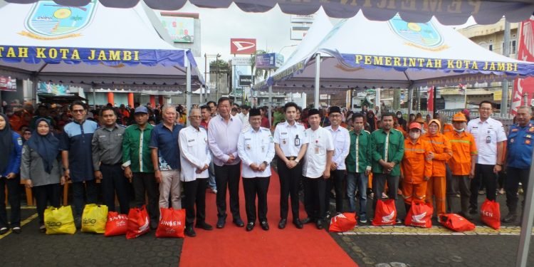Sinsen Salurkan 1.358 Paket Sembako untuk Petugas Kebersihan dan Masyarakat Kota Jambi