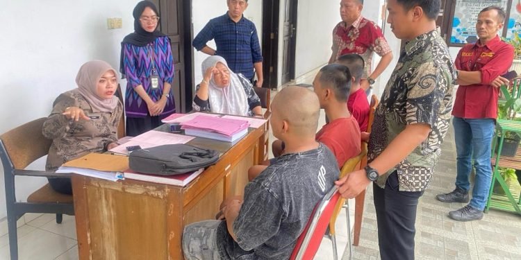 Ditreskrimsus Polda Jambi Limpahkan Tiga Pelaku Penambang Minyak Ilegal ke Kejari Muaro Bulian