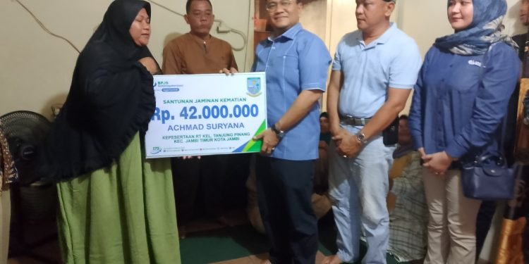 Walikota Jambi Serahkan Santunan JKM untuk Ahli Waris Ketua RT