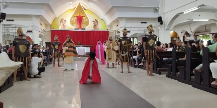 Peringati Jumat Agung, Gereja Katolik Santa Teresia Jambi Gelar Tablo Jalan Salib