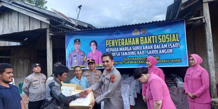 Kapolda Jambi Salurkan Bantuan untuk Suku Anak Dalam di Sarolangun