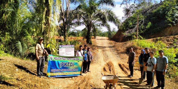 Desa Tritunggal Bakti Gelar Padat Karya Tunai, Fokus Tingkatkan Infrastruktur Jalan