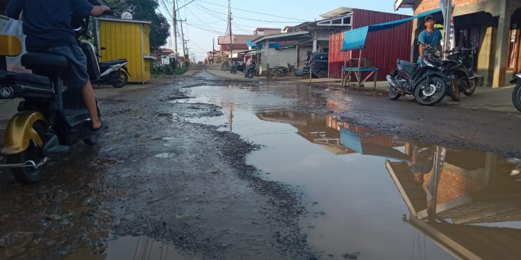 Dinilai Gagal Tangani Tanggap Darurat Jalan Rusak, Warga Nipah Panjang Desak Bupati Copot Kepala UPTD ALKAL