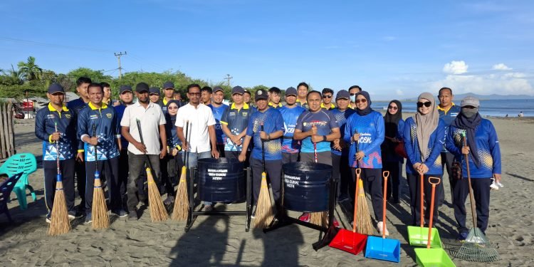 Dukung Ekonomi Lokal, Bea Cukai Bersih-bersih Pantai Bersama Warga Pantai Syiah Kuala