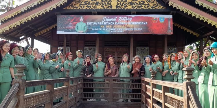 Ibu Pangdam II/Swj Tinjau BKR Selaras Pinang Masak Jambi, Apresiasi Kerajinan Lokal