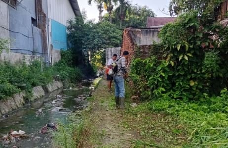 Warga RT 09 Sulanjana Kompak Gotong Royong Bersihkan Lingkungan