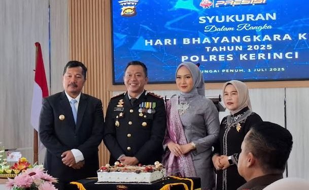 Bupati Monadi Hadiri Upacara Hari Bhayangkara ke-79: Apresiasi Sinergi Polri dan Pemerintah Daerah