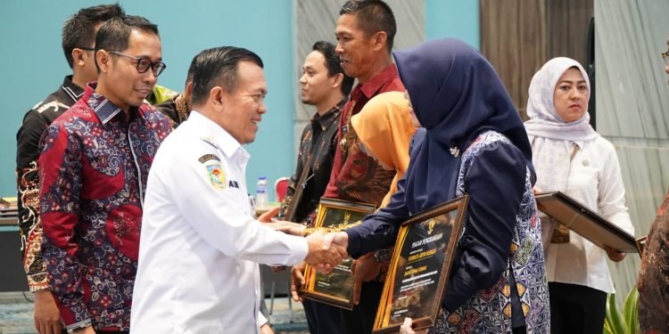 Gubernur Al Haris Serahkan Paritrana Award, Dorong Perlindungan Ketenagakerjaan yang Merata