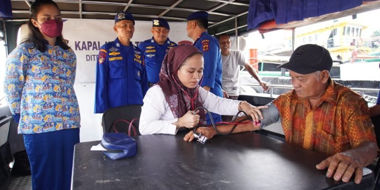 Kapal Klinik Terapung Polairud Polda Jambi Berikan Layanan Kesehatan Gratis bagi Warga Pesisir Batanghari
