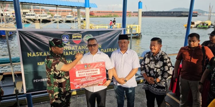 Perkuat Pengawasan Perbatasan, Pemprov Kepri Serahkan Hibah Boat Pancung ke Kodim 0316 Batam