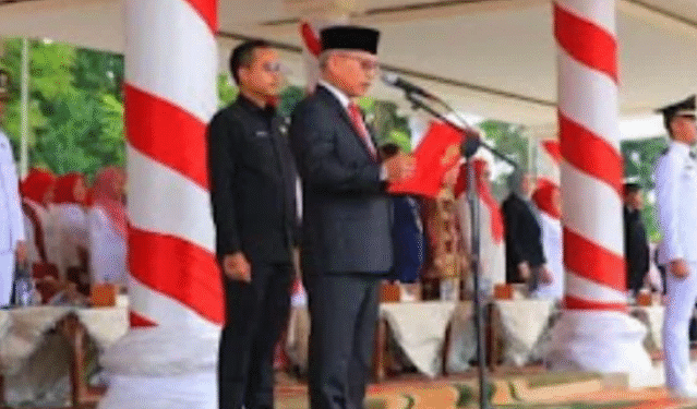 Ketua DPRD Muaro Jambi Bacakan Teks Proklamasi pada Upacara HUT ke-80 RI