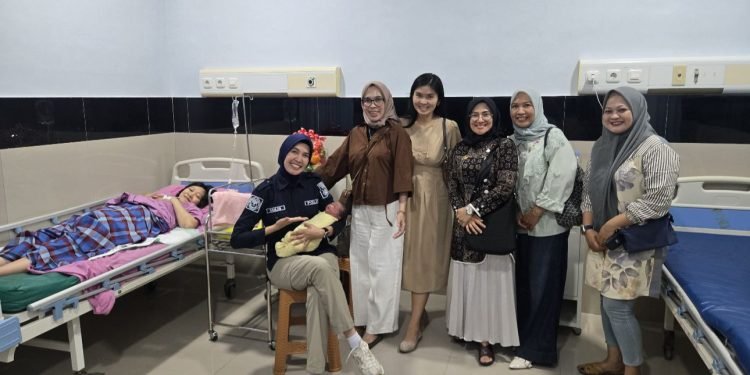 Tunjukkan Kepedulian, Bhayangkari Polairud Jambi Sambangi Anggotanya yang Melahirkan