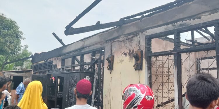 Satu Rumah dan Tiga Bedeng Warga Solok Sipin Hangus Terbakar