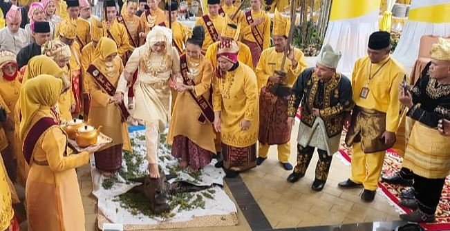 Bupati Dilla Terima Gelar Adat ‘Puti Betuah Payung Negeri’ dari LAM Provinsi Jambi