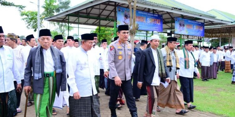 Kapolda Jambi Hadiri Peringatan Hari Santri di Pesantren Daaru Attauhid Kumpeh