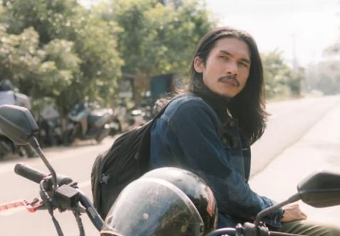 Debut Esaelang di Dunia Musik: “Memelukmu dari Langit” Siap Menyentuh Hati Pendengar