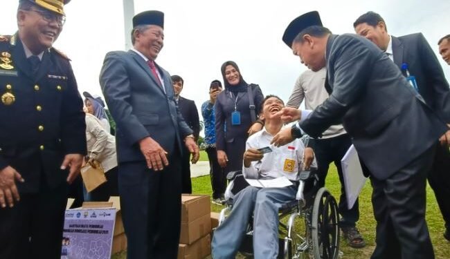 Gubernur Al Haris Serahkan Bantuan Sekolah untuk Pelajar Jambi dari Keluarga Kurang Mampu