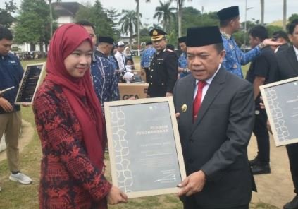 Momentum Sumpah Pemuda, Al Haris Serahkan Penghargaan kepada Pemuda Berprestasi