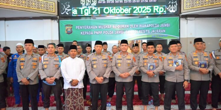 Wakapolda Jambi Serahkan Mushaf Al-Qur’an untuk PNPP dan Polres Jajaran