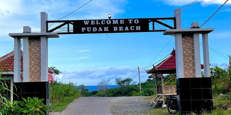 Kades Ngadipuro Dorong Wisata Pantai Pudak Jadi Destinasi Unggulan Blitar Selatan