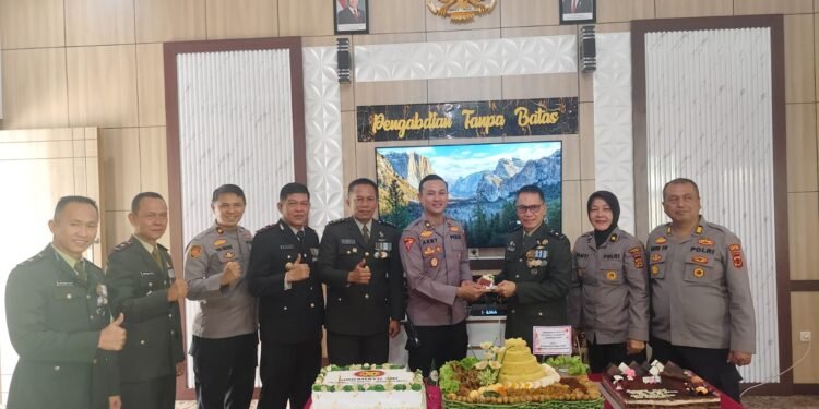 Wujud Soliditas, Polresta Jambi dan Dua Polres Beri Kejutan HUT ke-80 TNI di Kodim 0415/Jambi
