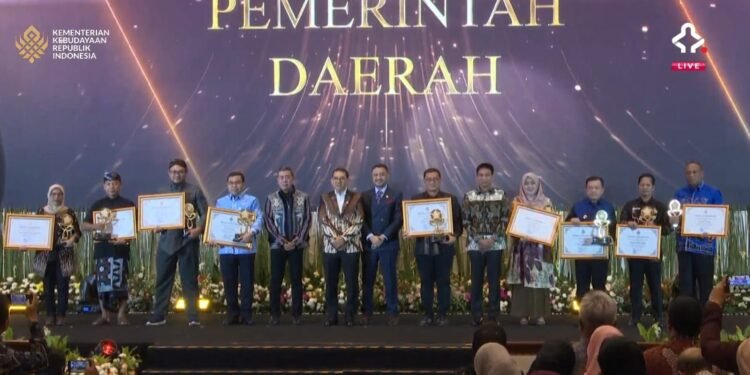 Gubernur Al Haris Terima Penghargaan “Pemerintah Daerah Terbaik” dari Kementerian Kebudayaan
