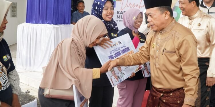 HUT ke-26 Muaro Jambi, Puluhan Warga Dapat Kado Bedah Rumah dari Gubernur Al Haris Senilai Rp. 1,2 Miliar